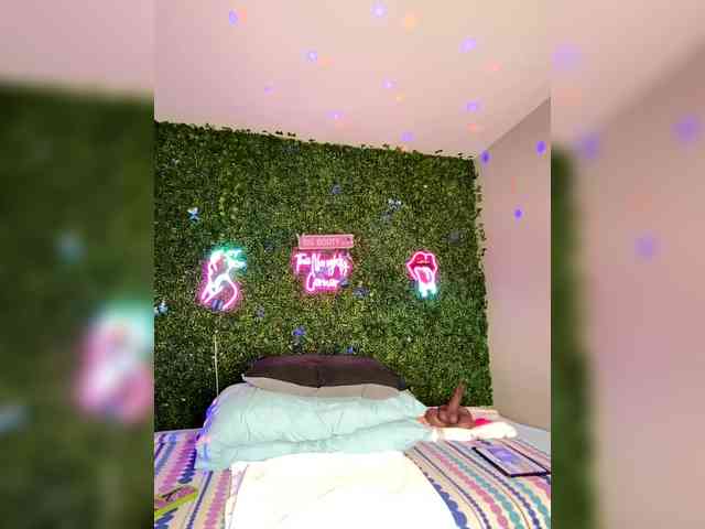 SarenaSoThick webcam