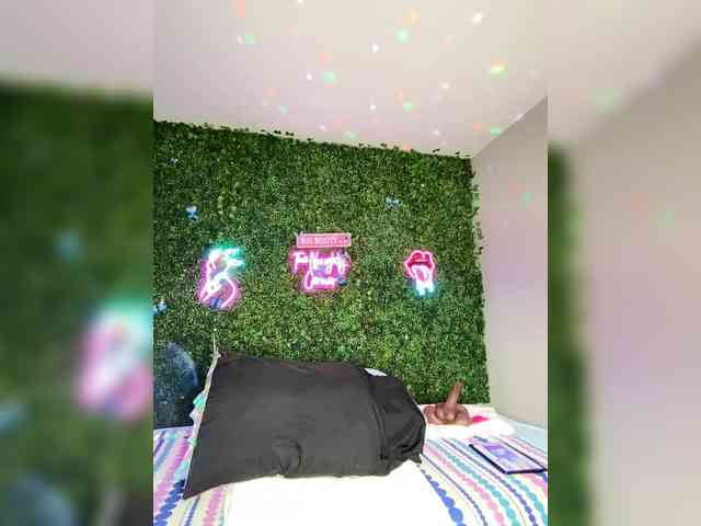 SarenaSoThick webcam