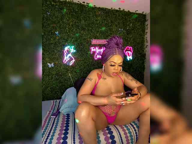 SarenaSoThick webcam