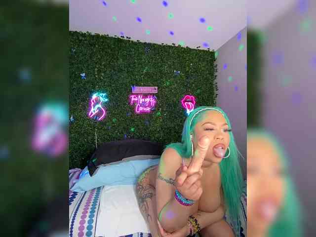 SarenaSoThick webcam