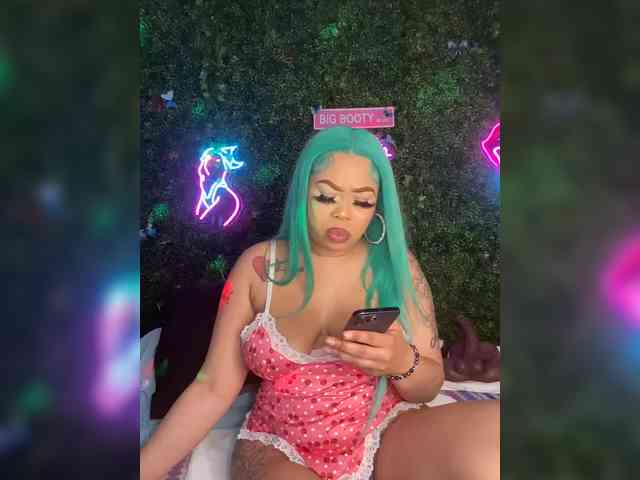 SarenaSoThick webcam