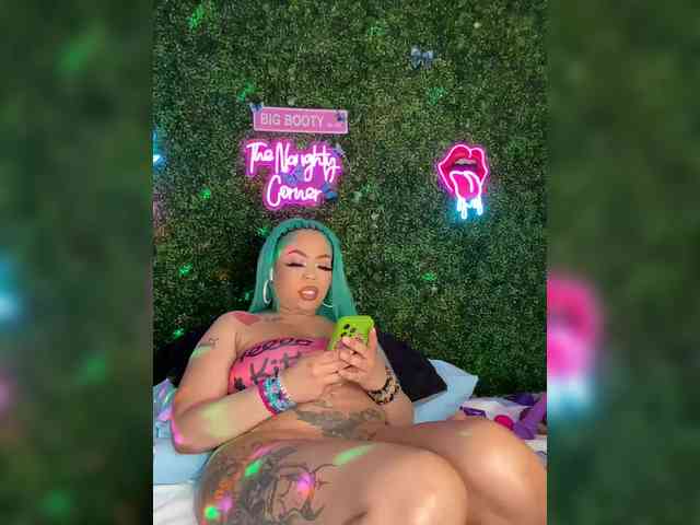 SarenaSoThick webcam