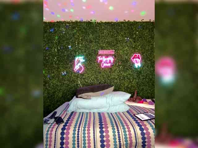 SarenaSoThick webcam