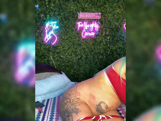 SarenaSoThick webcam