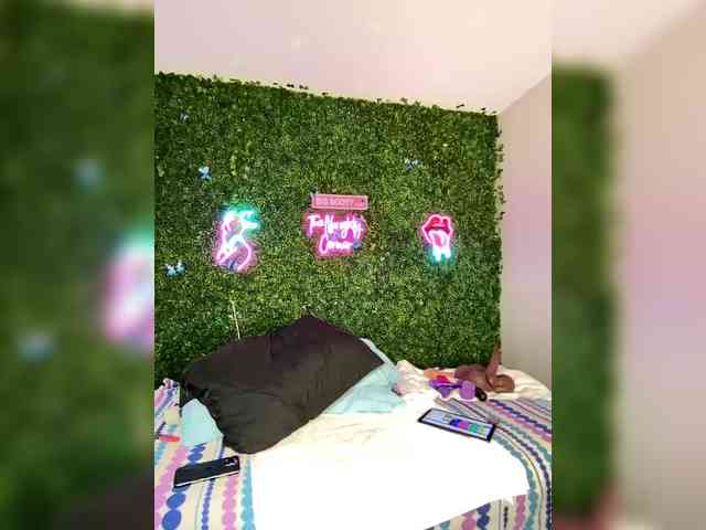 SarenaSoThick webcam