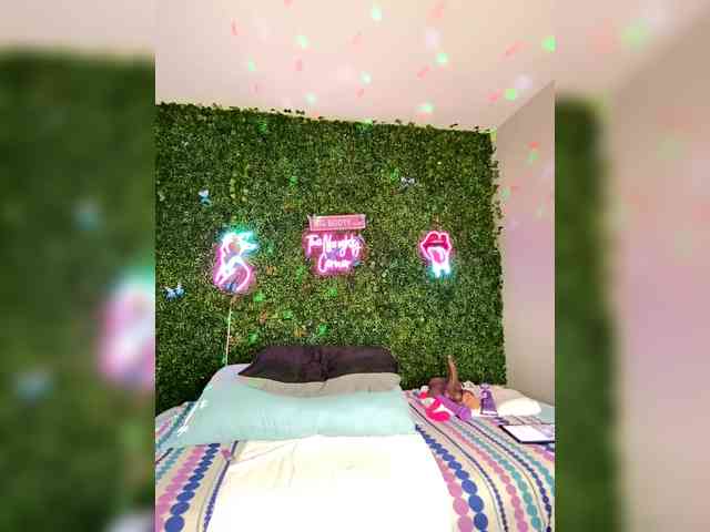 SarenaSoThick webcam