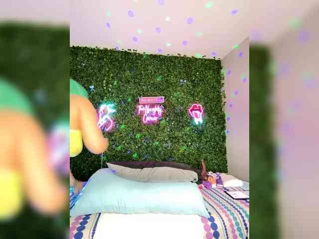 SarenaSoThick webcam