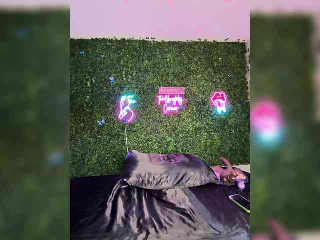 SarenaSoThick webcam