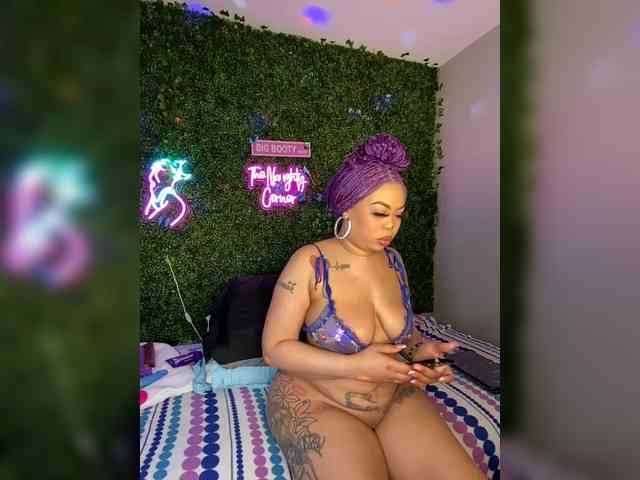 SarenaSoThick webcam