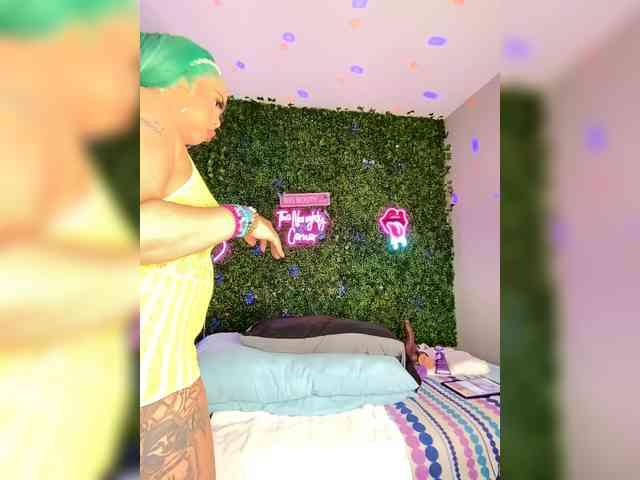 SarenaSoThick webcam