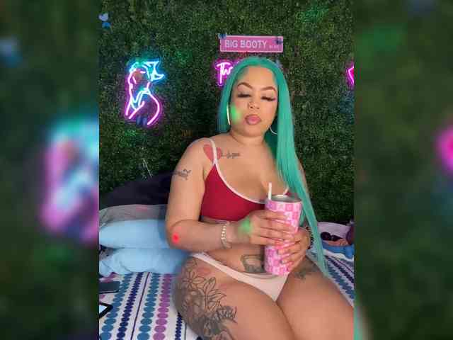 SarenaSoThick webcam