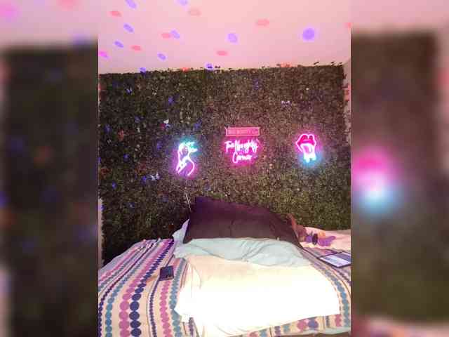 SarenaSoThick webcam