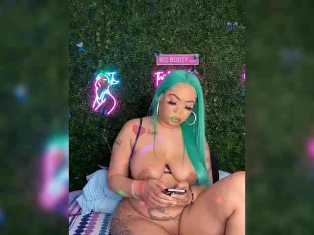 SarenaSoThick webcam