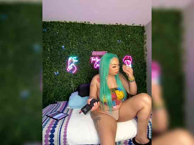 SarenaSoThick webcam