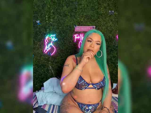 SarenaSoThick webcam