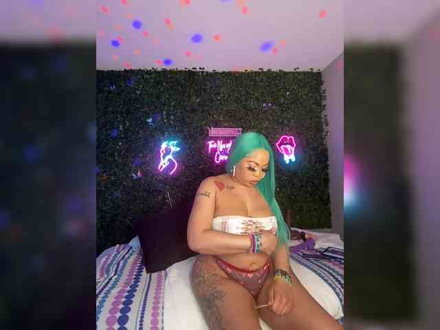 SarenaSoThick webcam