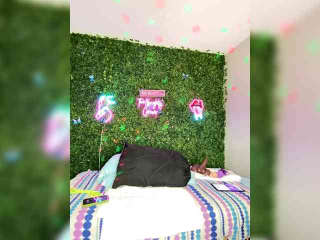 SarenaSoThick webcam