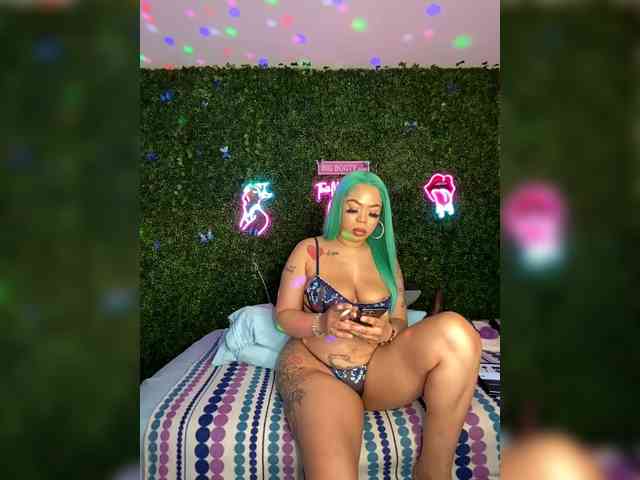 SarenaSoThick webcam