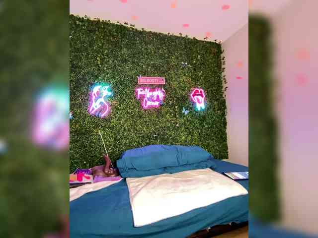 SarenaSoThick webcam