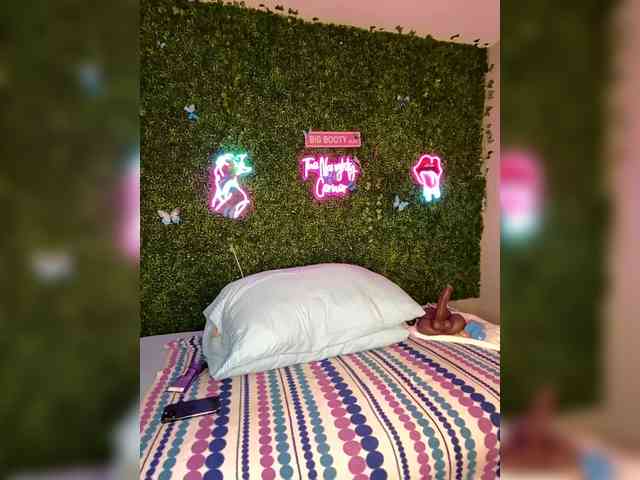 SarenaSoThick webcam