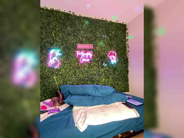 SarenaSoThick webcam