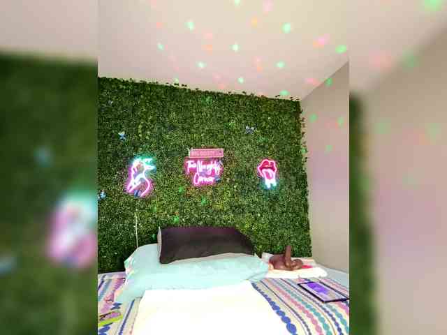 SarenaSoThick webcam