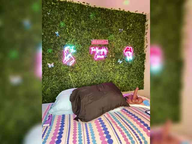 SarenaSoThick webcam