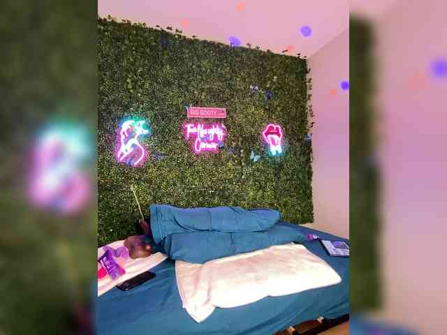 SarenaSoThick webcam