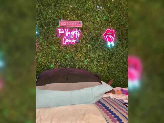 SarenaSoThick webcam