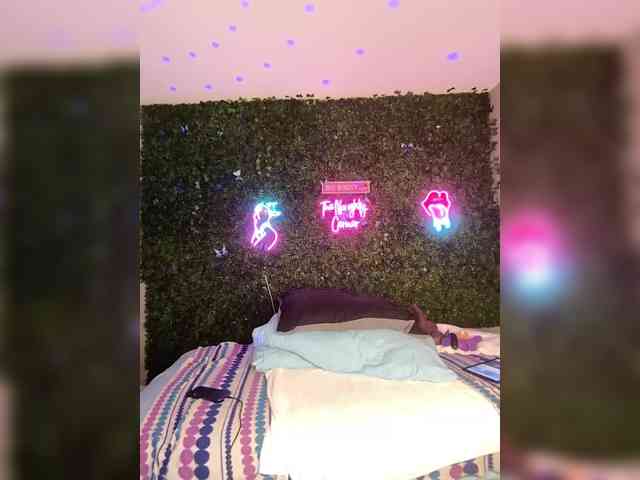 SarenaSoThick webcam