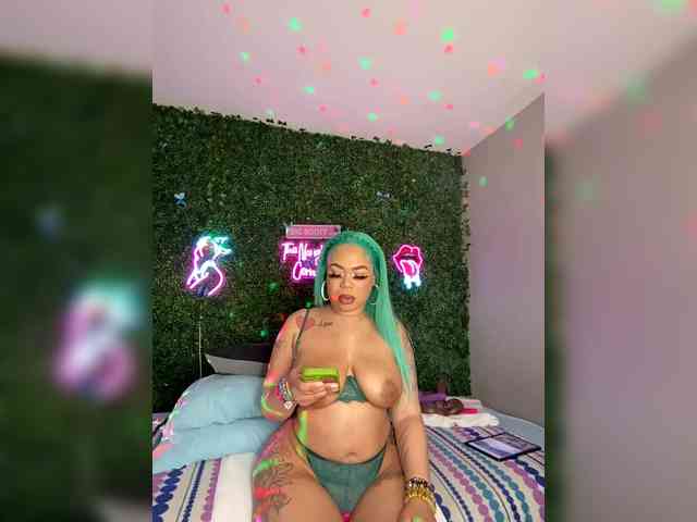 SarenaSoThick webcam