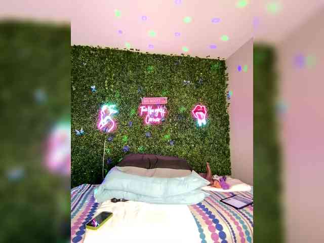 SarenaSoThick webcam