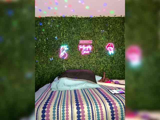 SarenaSoThick webcam