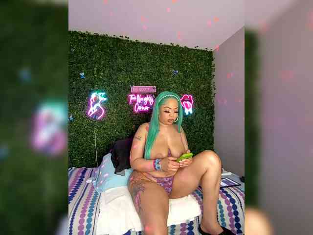 SarenaSoThick webcam