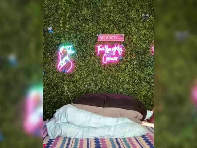 SarenaSoThick webcam