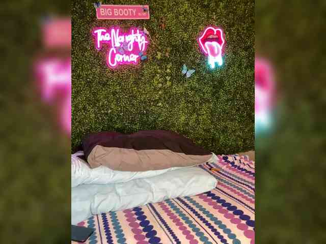 SarenaSoThick webcam