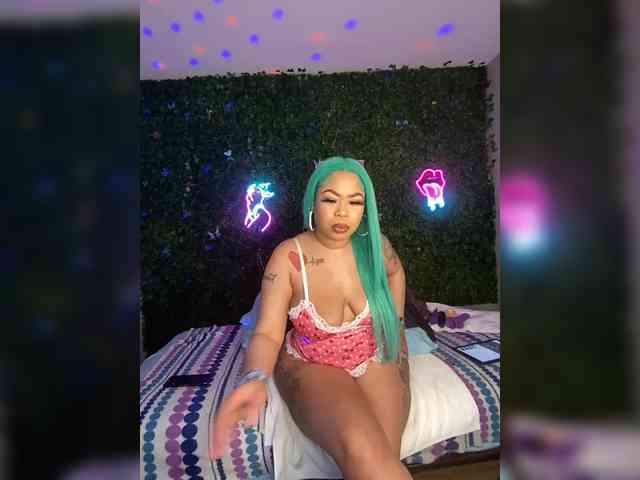 SarenaSoThick webcam