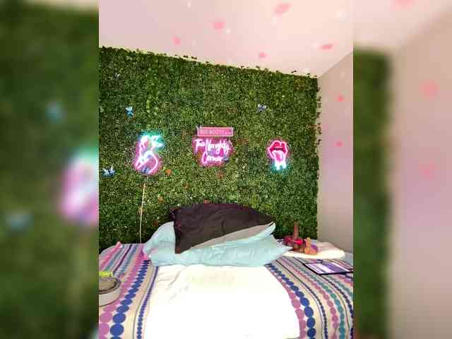 SarenaSoThick webcam