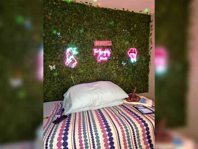 SarenaSoThick webcam