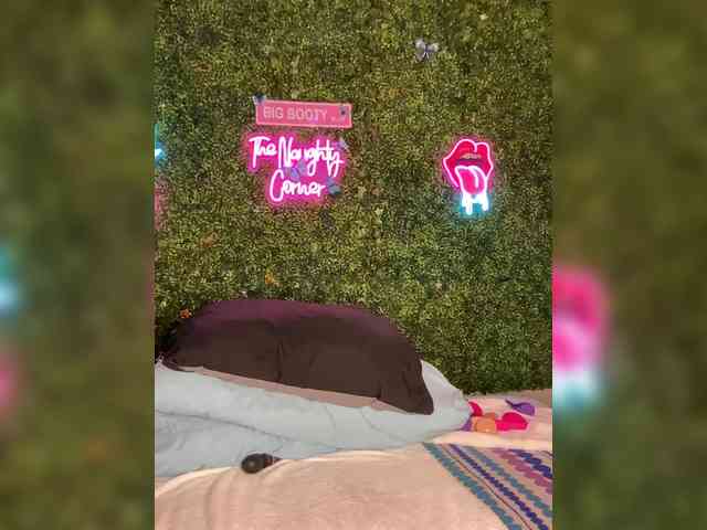 SarenaSoThick webcam