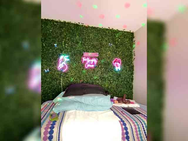 SarenaSoThick webcam