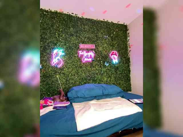 SarenaSoThick webcam