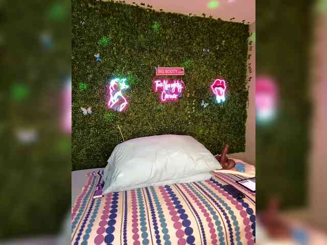 SarenaSoThick webcam