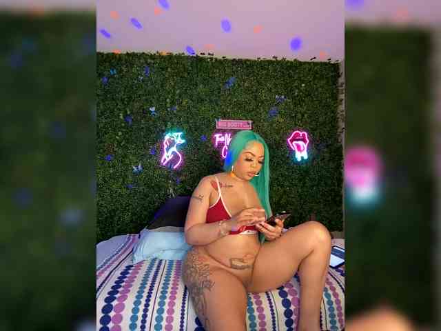 SarenaSoThick webcam