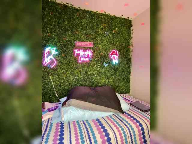 SarenaSoThick webcam