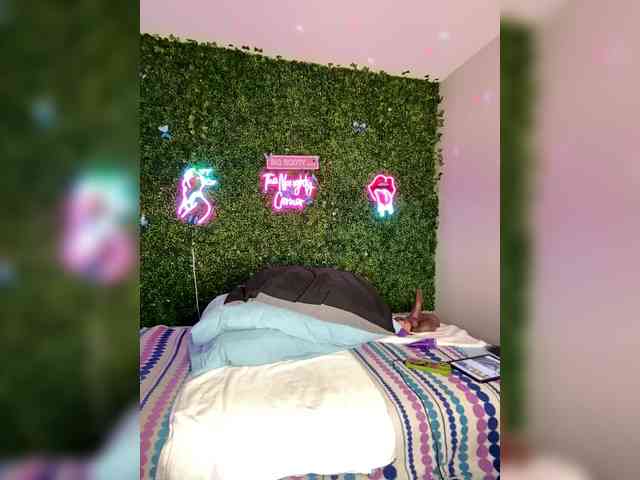 SarenaSoThick webcam