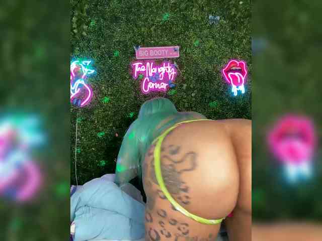 SarenaSoThick webcam