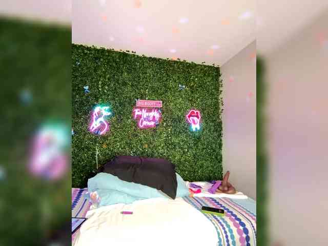 SarenaSoThick webcam