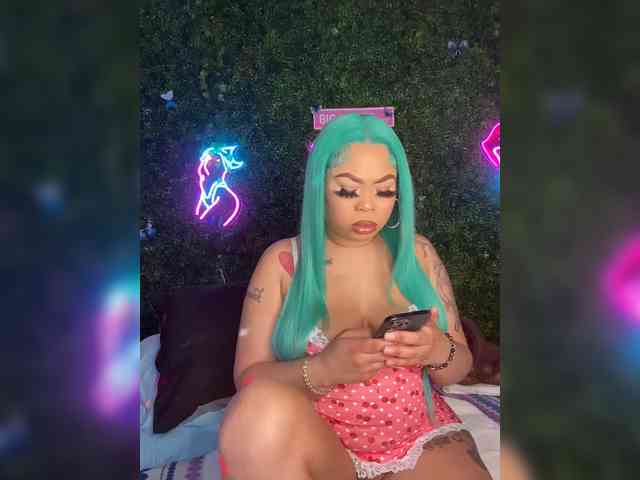 SarenaSoThick webcam