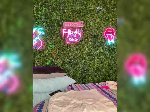 SarenaSoThick webcam